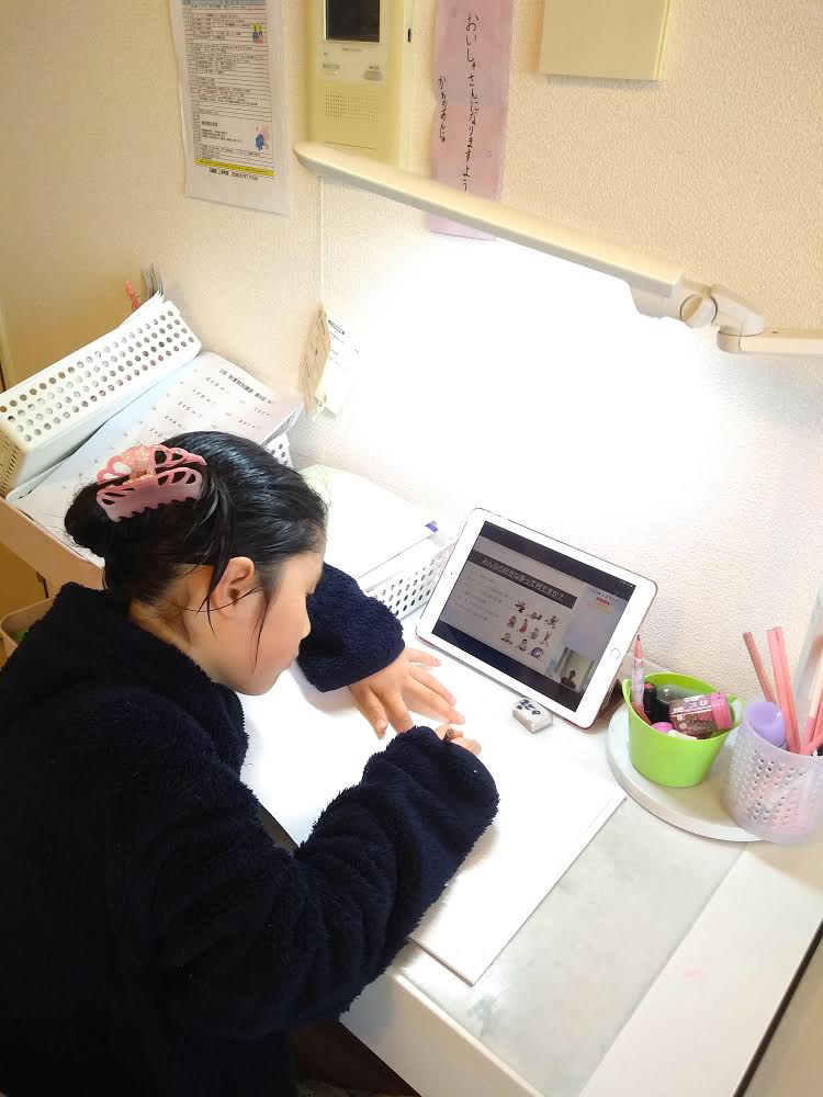 タブレット学習する女の子