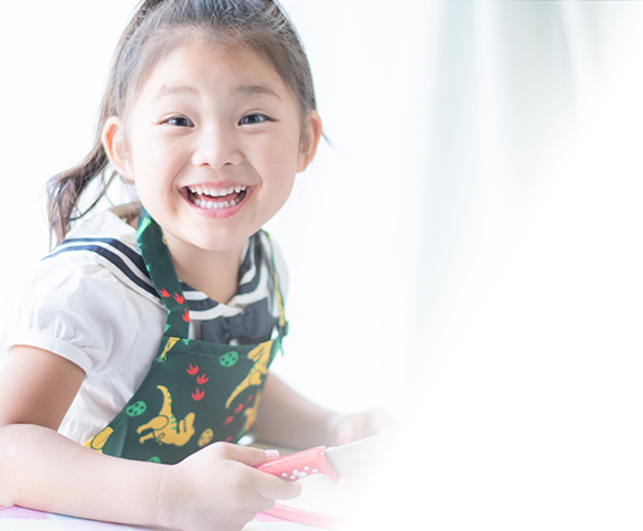 楽しそうに学ぶ女の子